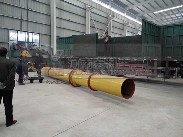 發(fā)往河北承德2m&times;8m雞糞烘干機(jī)裝貨現(xiàn)場